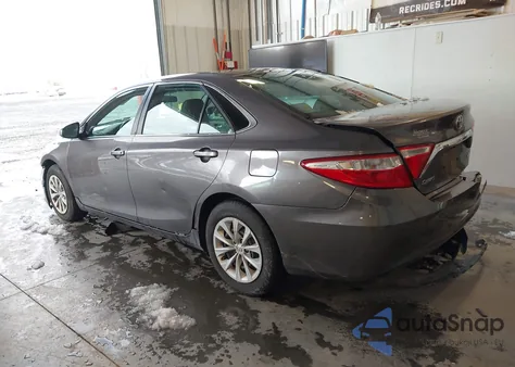 2015 Toyota Camry Le z USA, uszkodzony, nr VIN 4T4BF1FK8FR446776